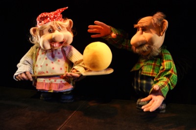 «Колобок» на новый лад в Хакасском национальном театре кукол «Сказка»